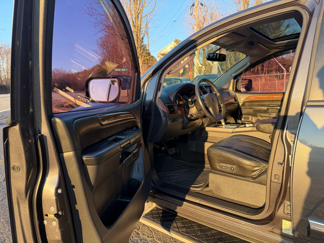 Nissan Armada Platinum 4WD 2012