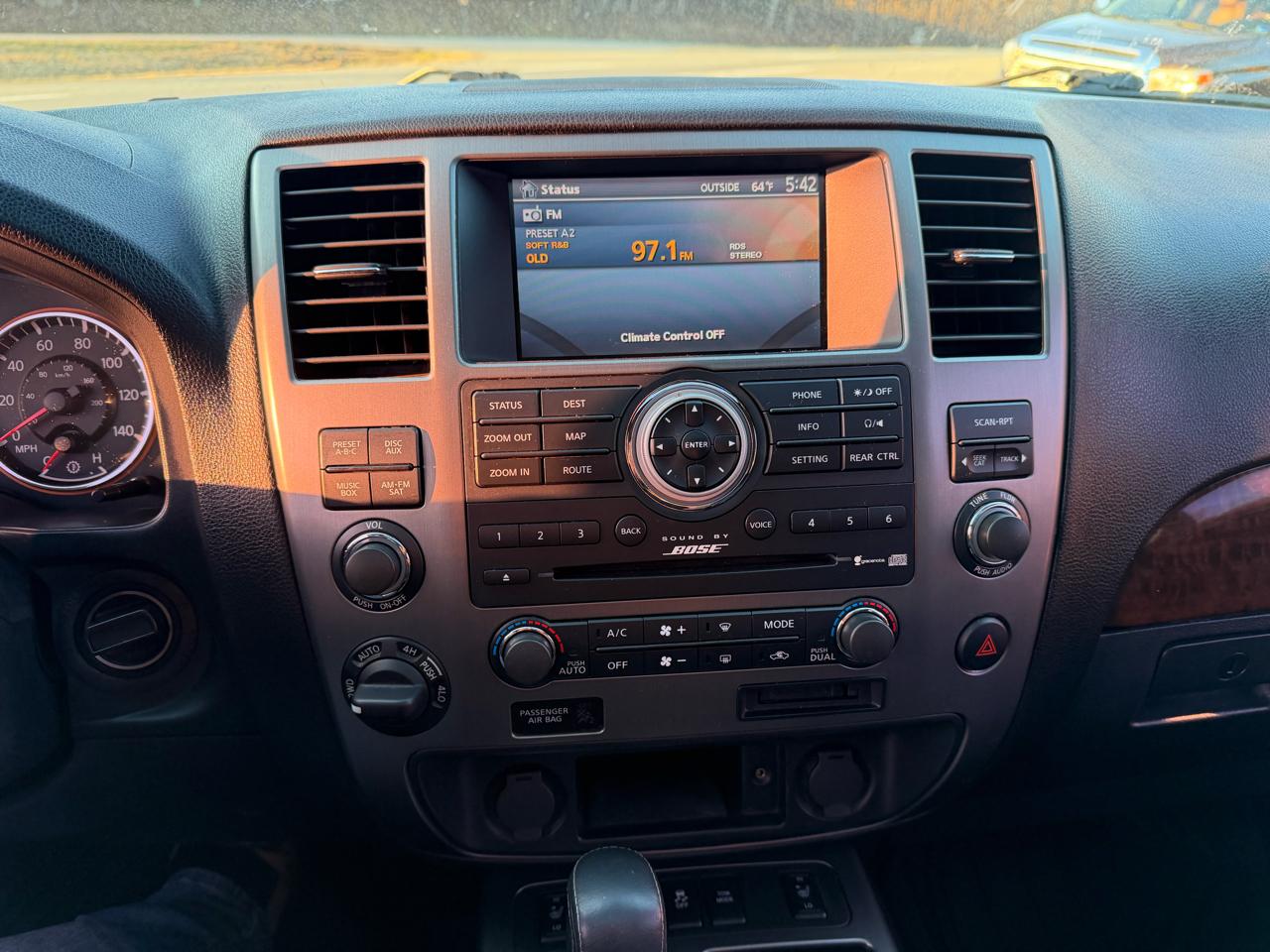 Nissan Armada Platinum 4WD 2012