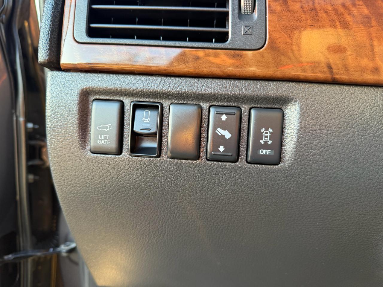 Nissan Armada Platinum 4WD 2012