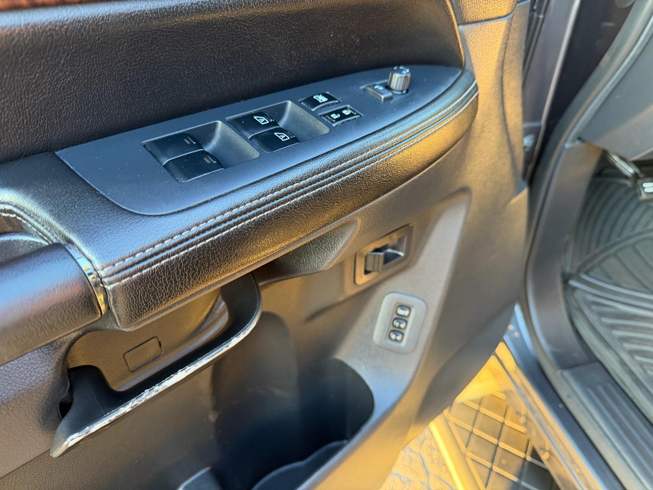 Nissan Armada Platinum 4WD 2012