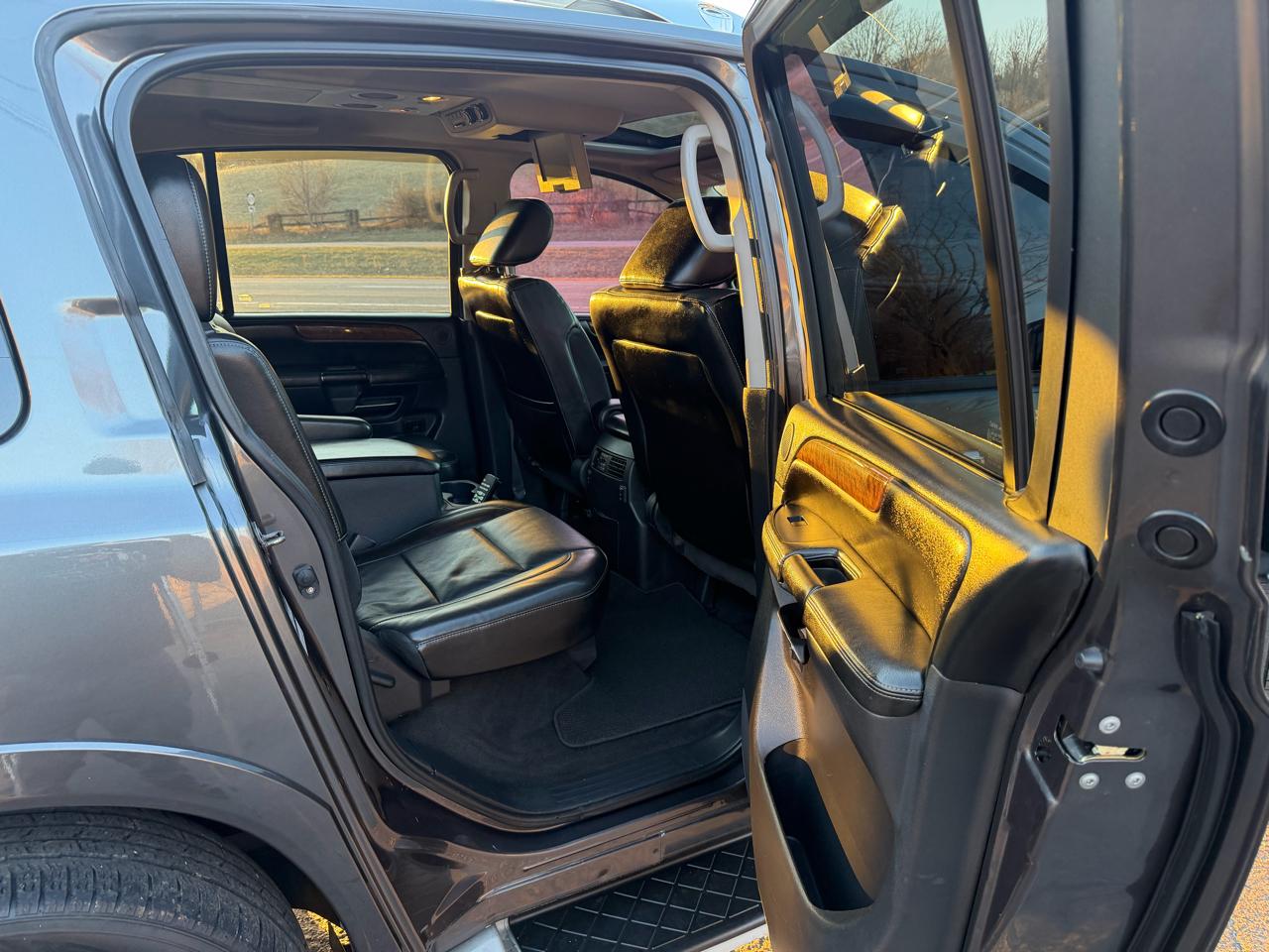 Nissan Armada Platinum 4WD 2012