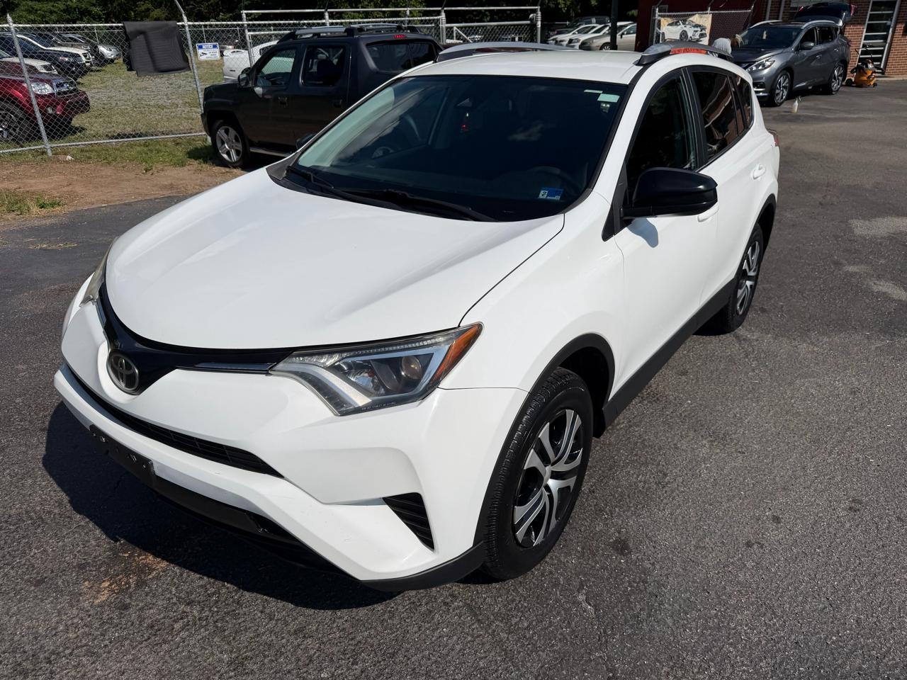 Toyota RAV4 LE AWD 2017