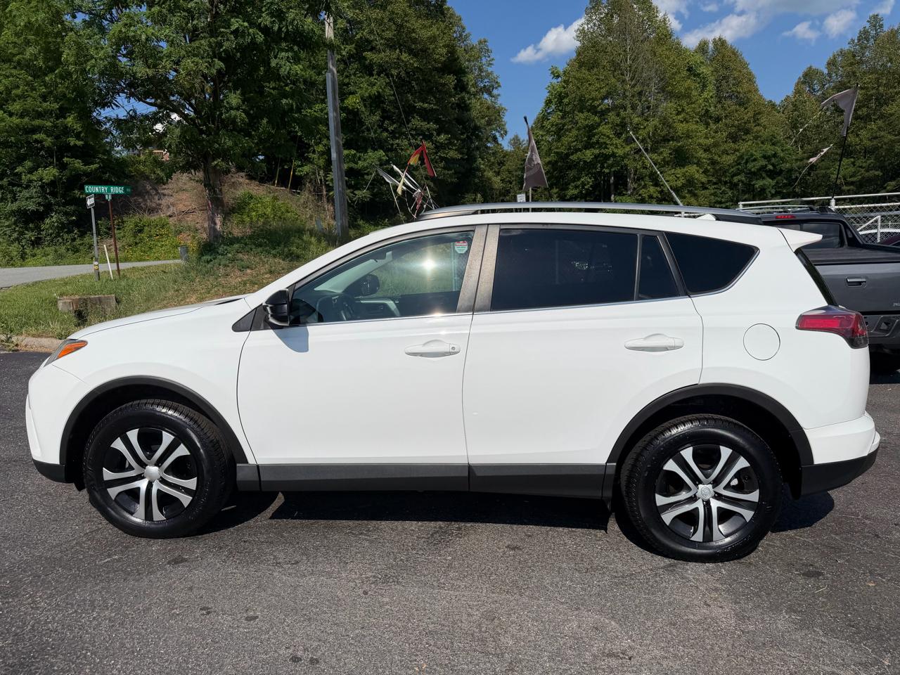 Toyota RAV4 LE AWD 2017