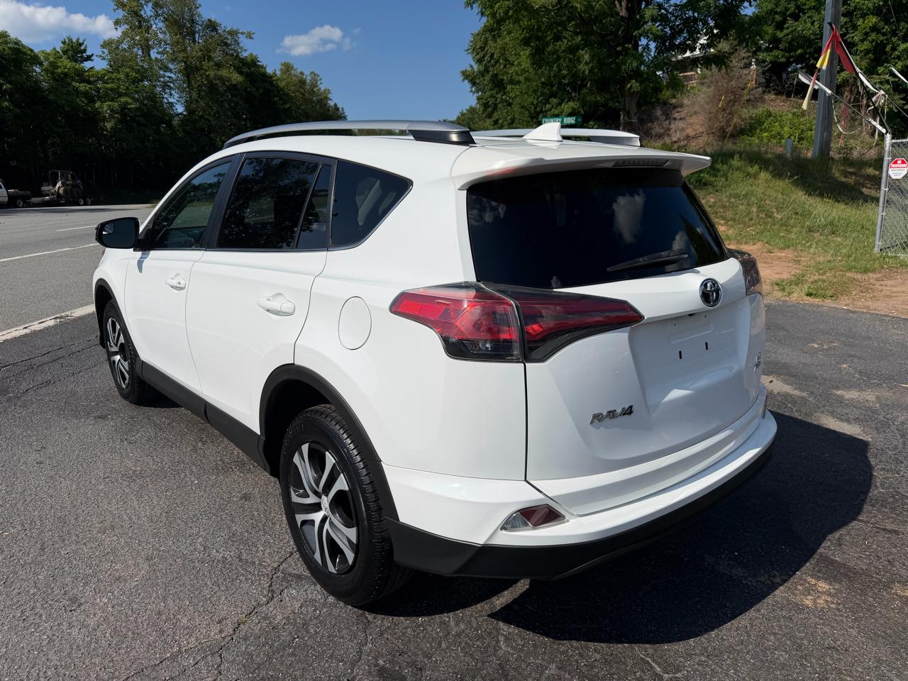 Toyota RAV4 LE AWD 2017