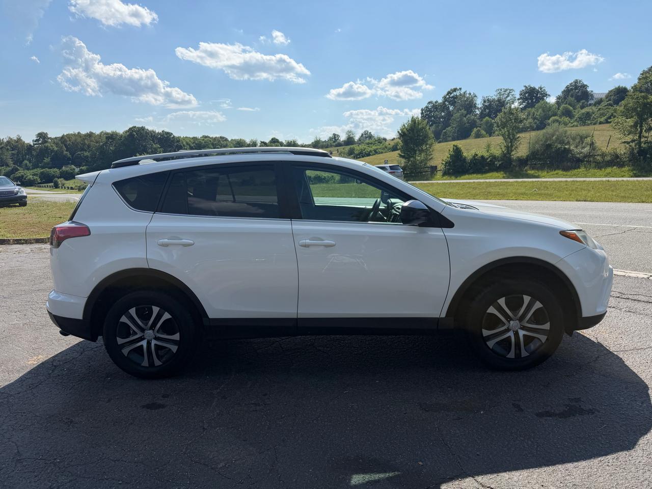 Toyota RAV4 LE AWD 2017