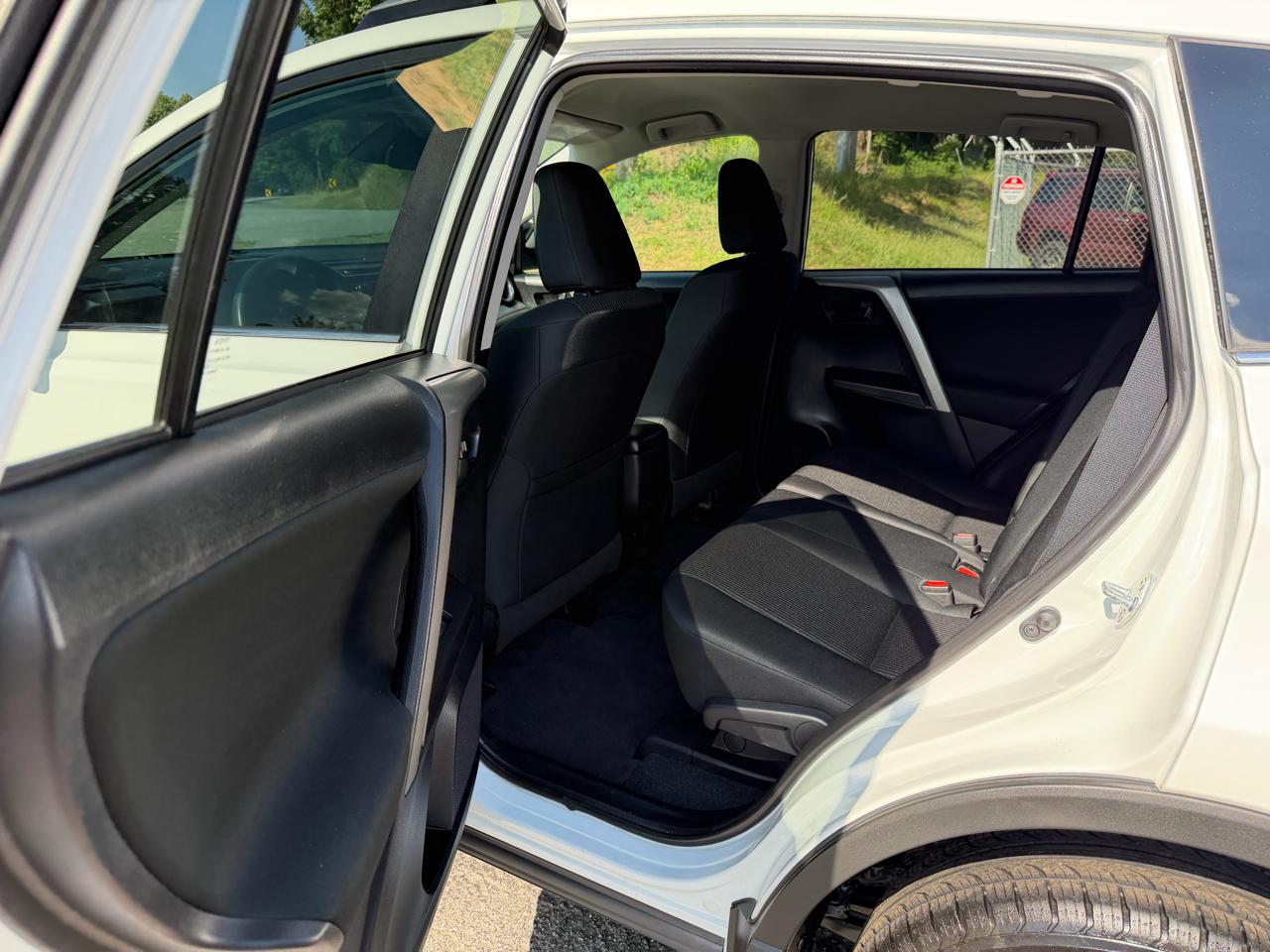 Toyota RAV4 LE AWD 2017