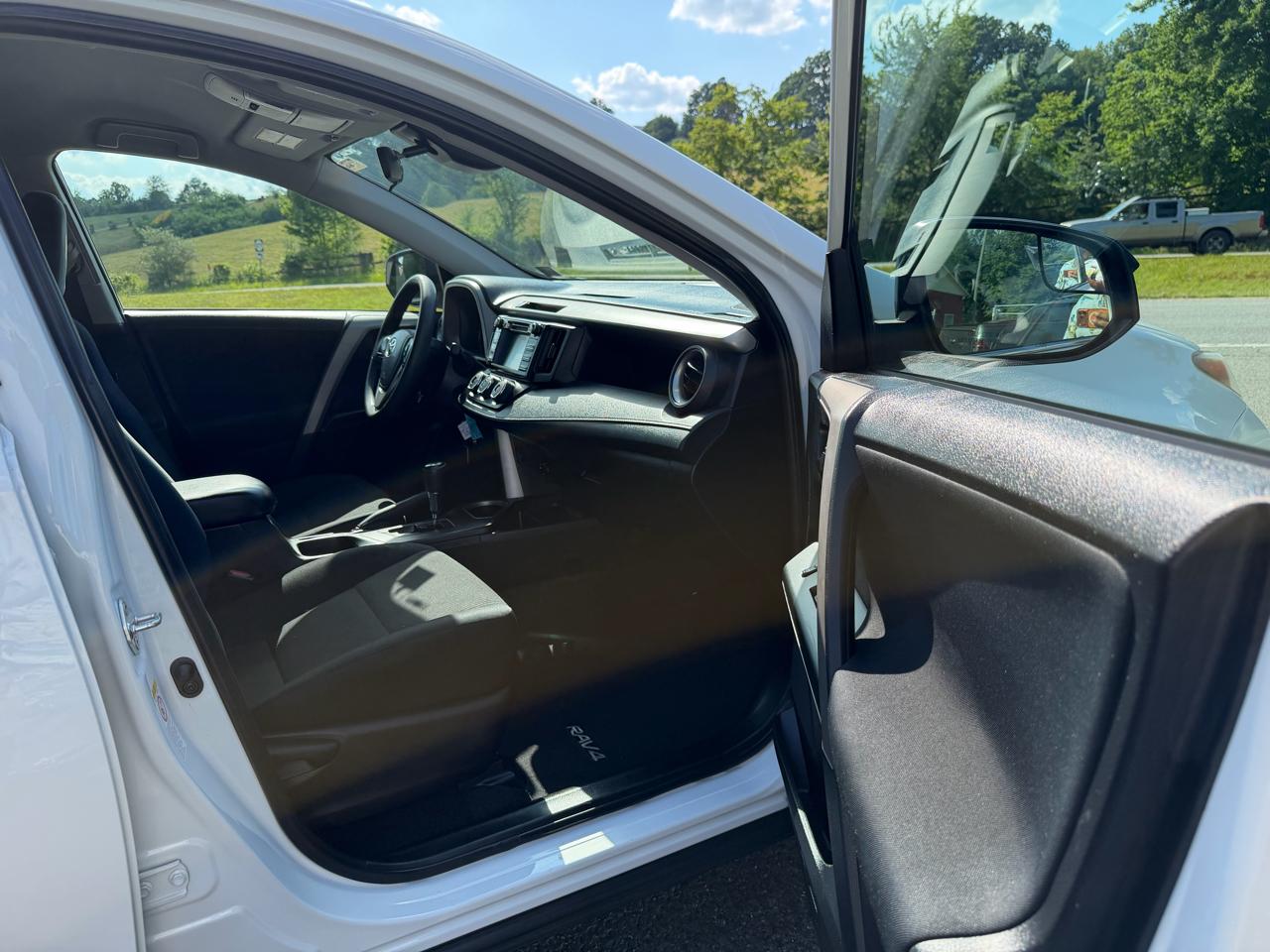 Toyota RAV4 LE AWD 2017