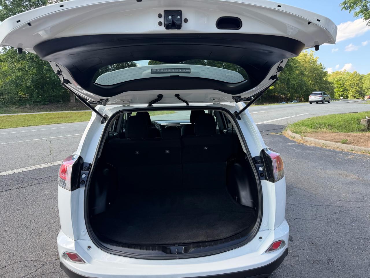 Toyota RAV4 LE AWD 2017