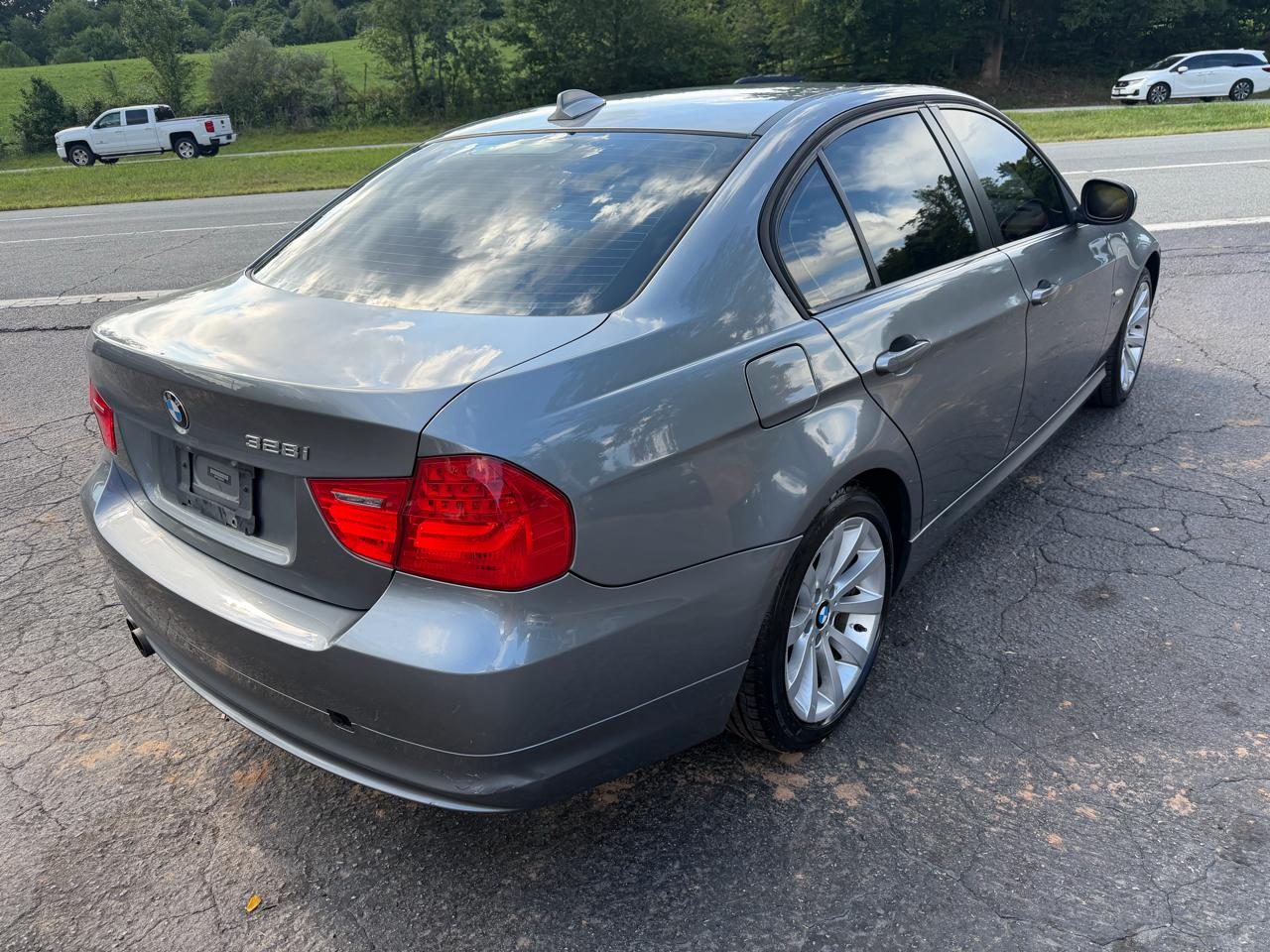 BMW 3 Series 4dr Sdn 328i xDrive AWD 2011