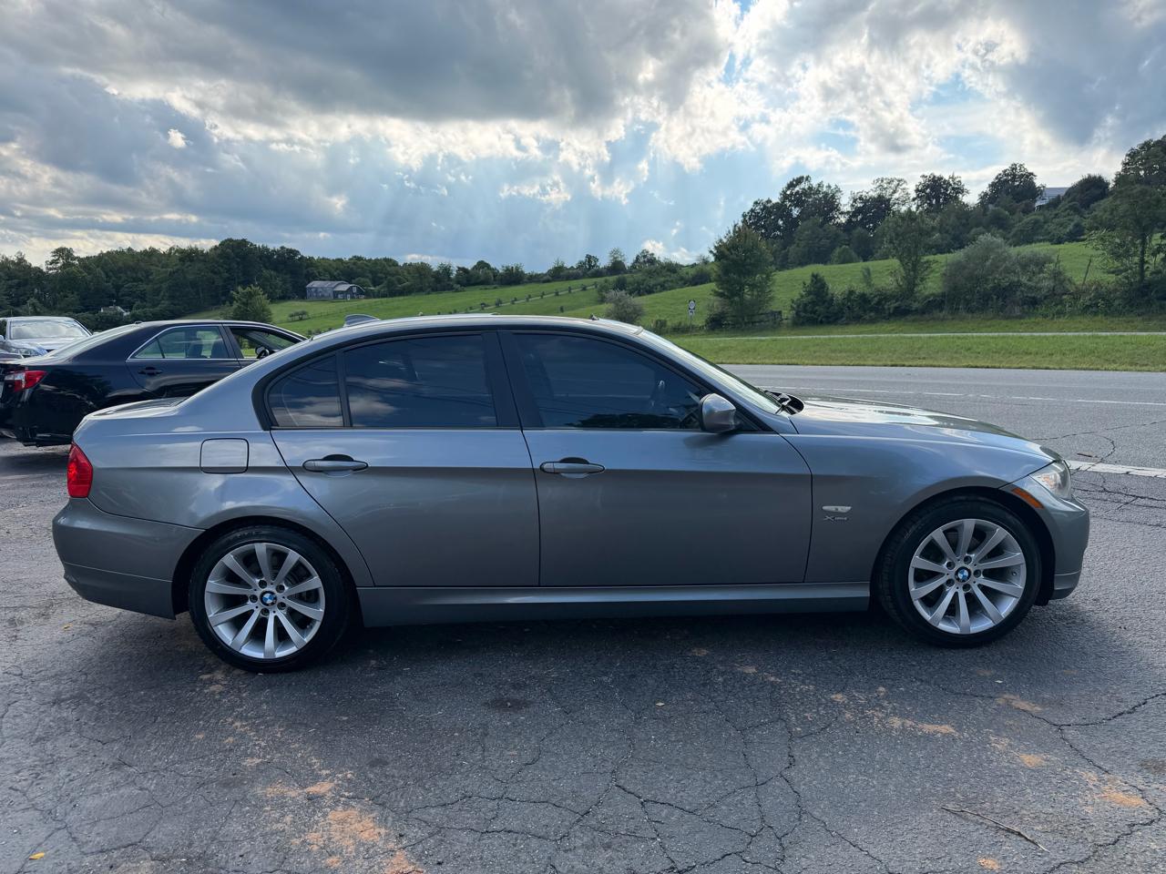 BMW 3 Series 4dr Sdn 328i xDrive AWD 2011