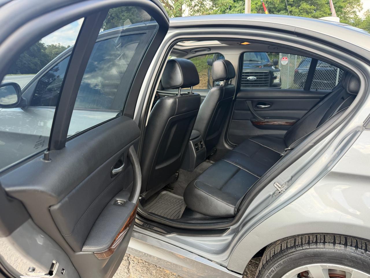 BMW 3 Series 4dr Sdn 328i xDrive AWD 2011