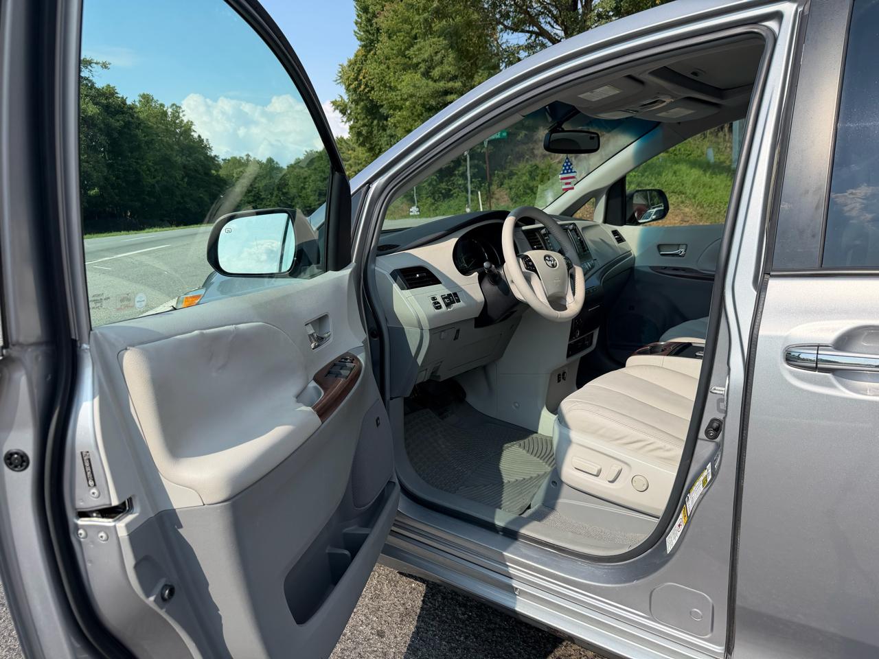 Toyota Sienna XLE Limited 2011