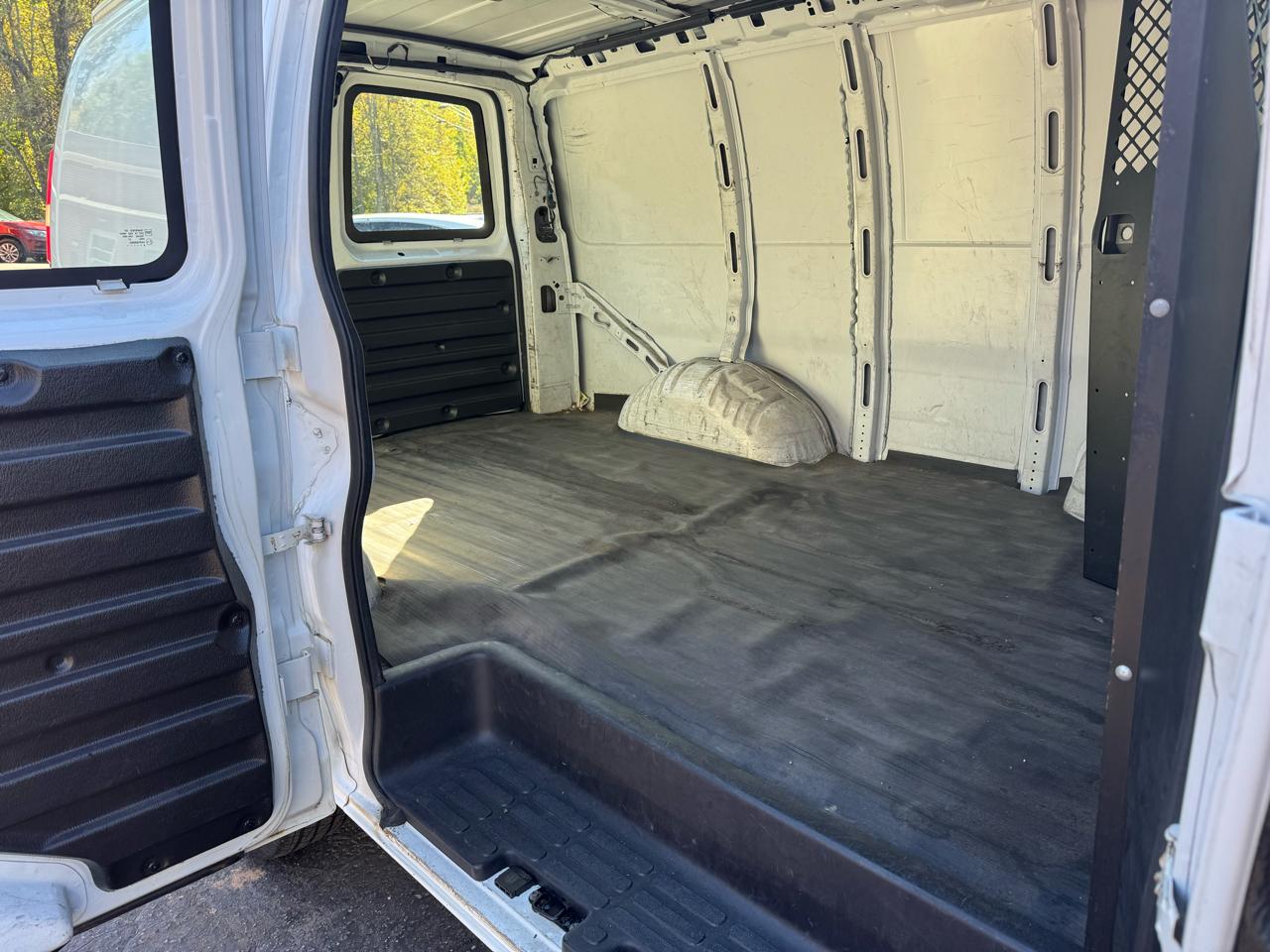 Chevrolet Express Cargo Van AWD 1500 135" 2009