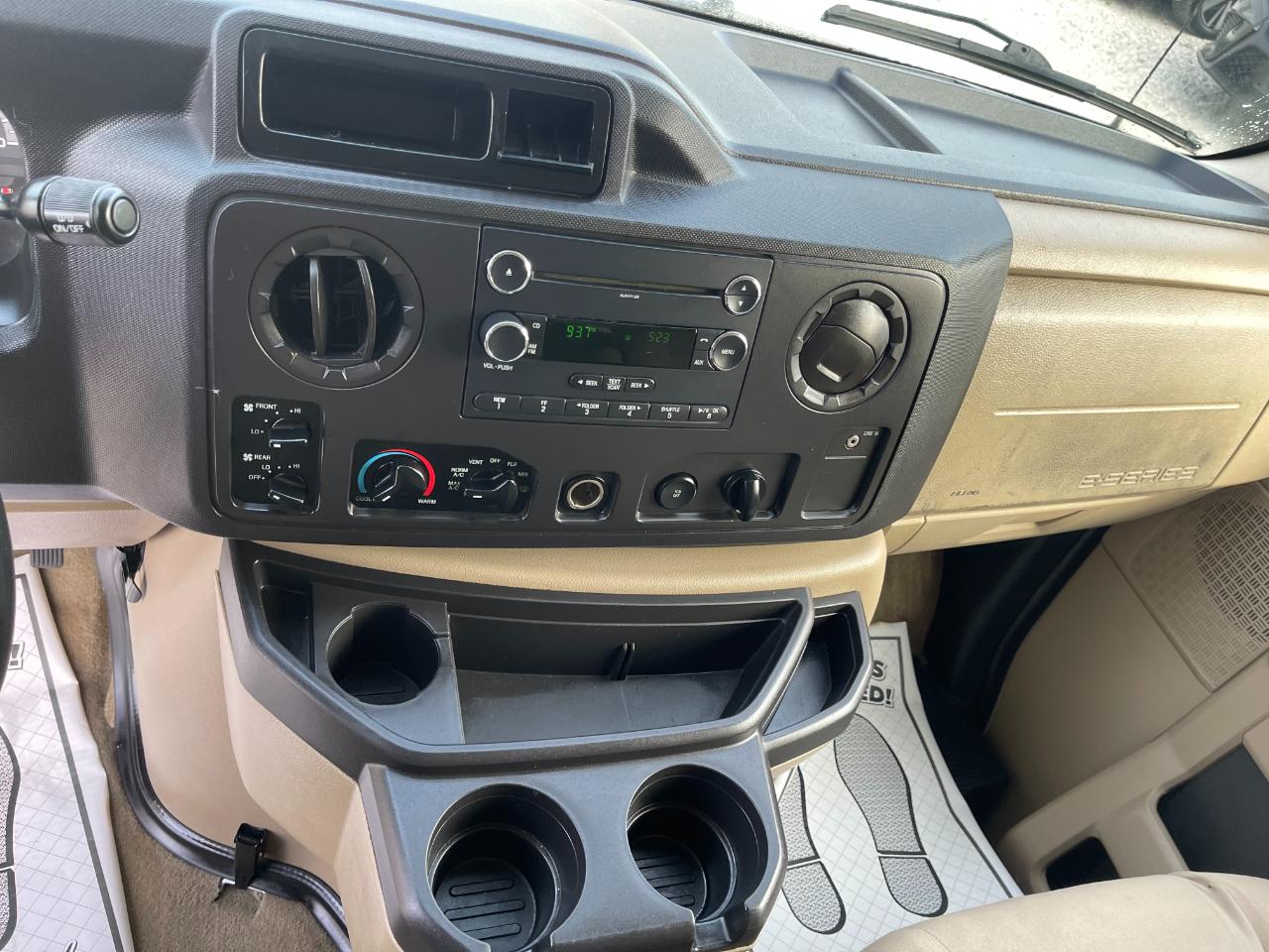 Ford Econoline E-350 XL Super Duty 2012