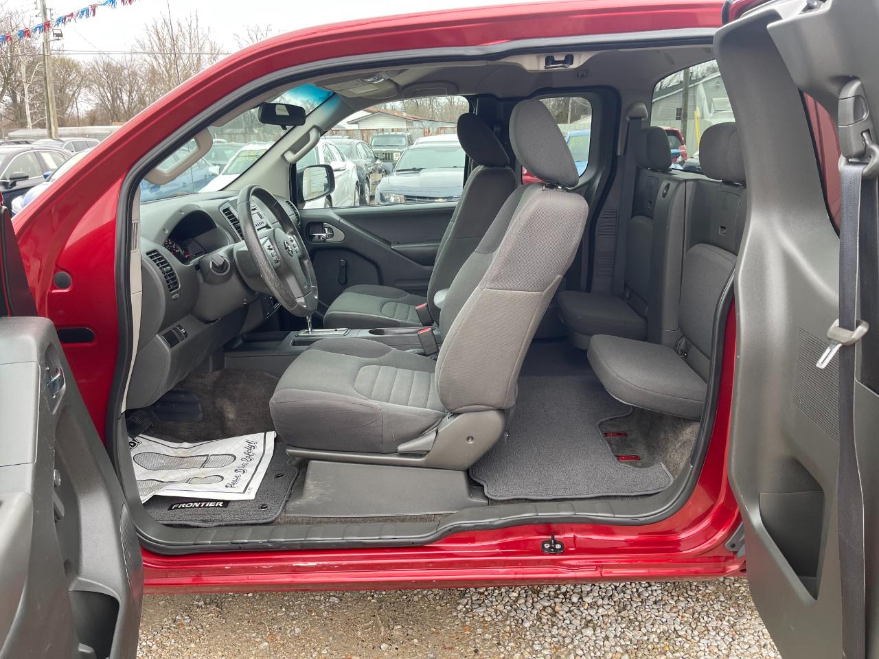 Nissan Frontier SV King Cab I4 5MT 2WD 2016