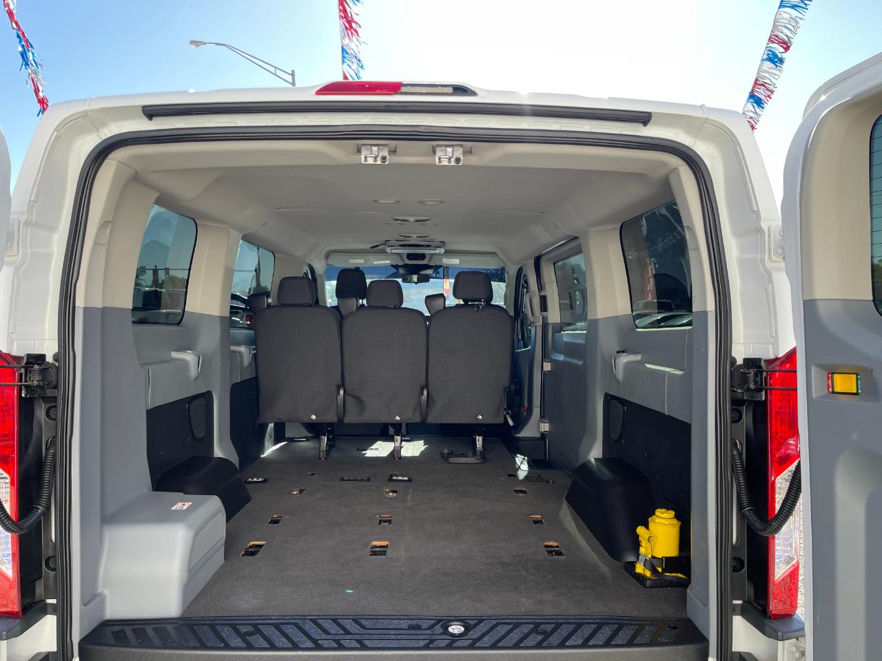 Ford Transit 150 Wagon Low Roof XL w/Sliding Pass. 130-in. WB 2015