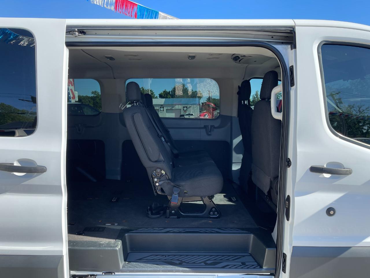 Ford Transit 150 Wagon Low Roof XL w/Sliding Pass. 130-in. WB 2015