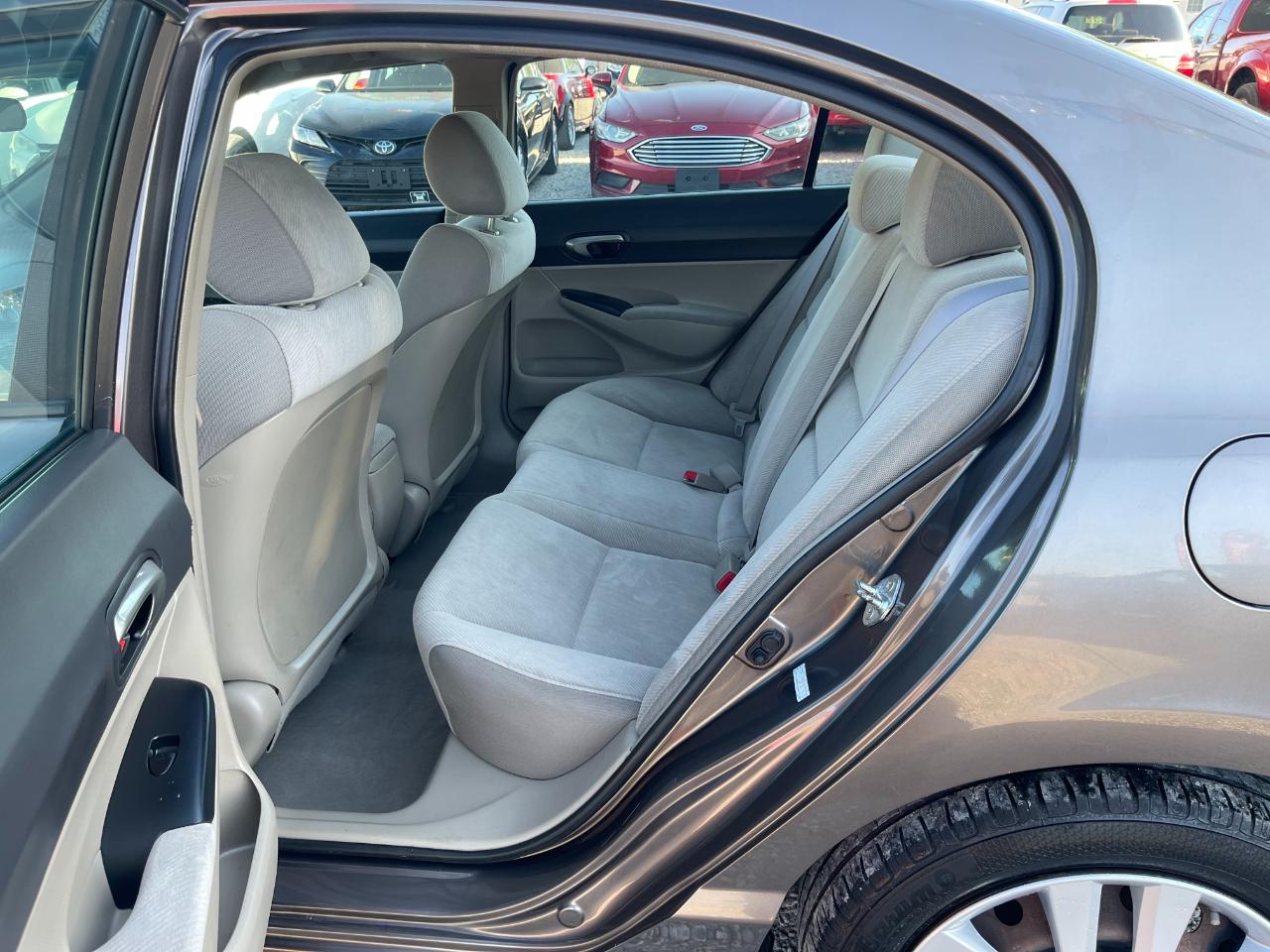 Honda Civic LX Sedan 5-Speed AT 2011