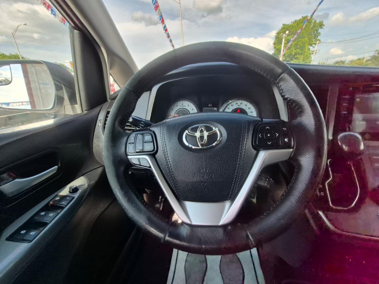 Toyota Sienna SE FWD 8-Passenger FWD V6 2016