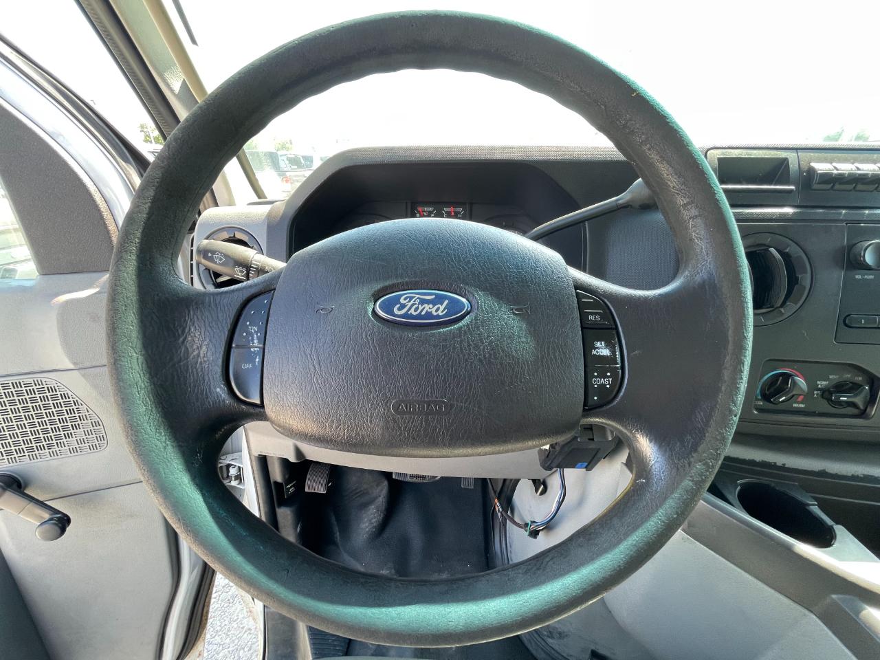 Ford Econoline E-350 Super Duty 2012