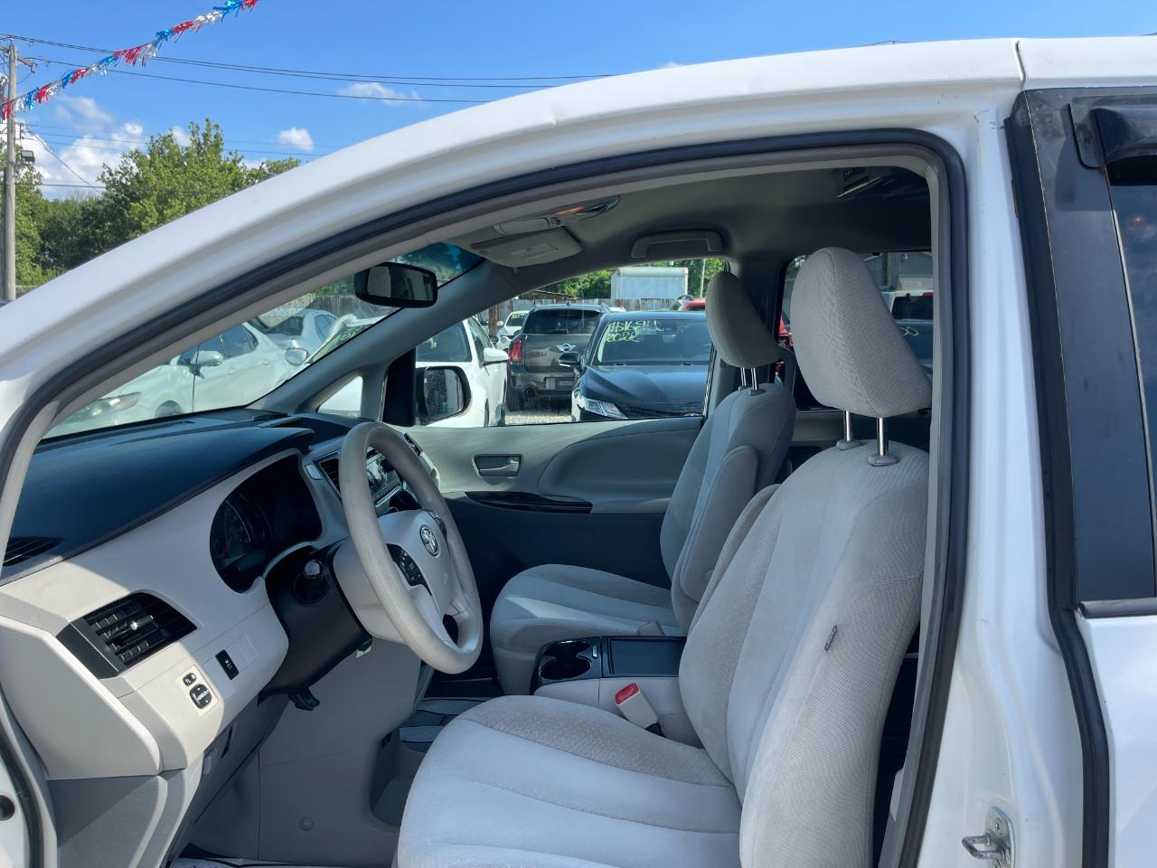 Toyota Sienna LE FWD 8-Passenger V6 2012