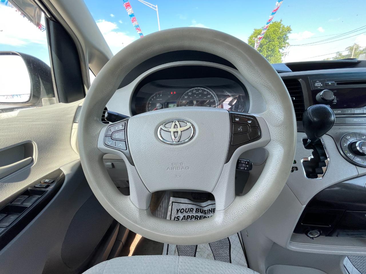Toyota Sienna LE FWD 8-Passenger V6 2012