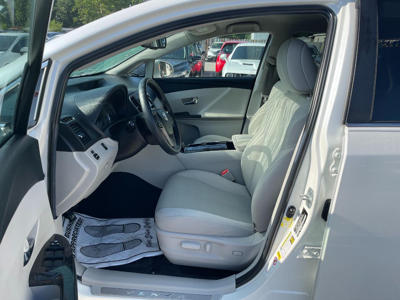 Toyota Venza LE I4 FWD 2013
