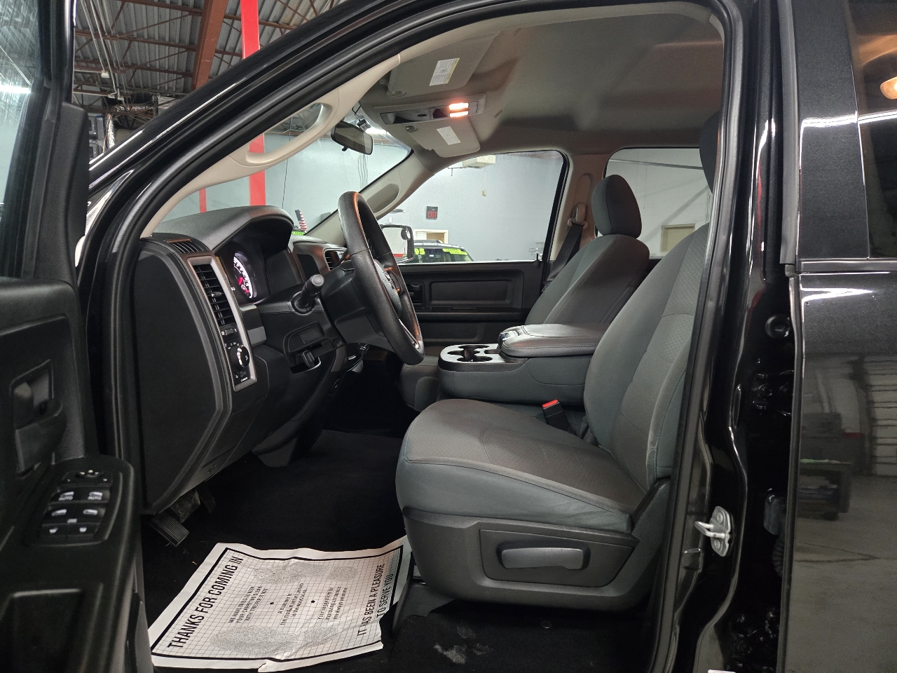 RAM 1500 Tradesman Quad Cab 4WD 2017 RAM 1500 Tradesman Quad Cab 4WD 2017