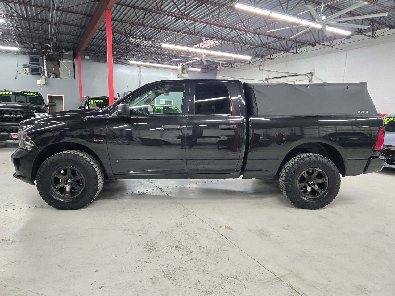 RAM 1500 Tradesman Quad Cab 4WD 2017 RAM 1500 Tradesman Quad Cab 4WD 2017