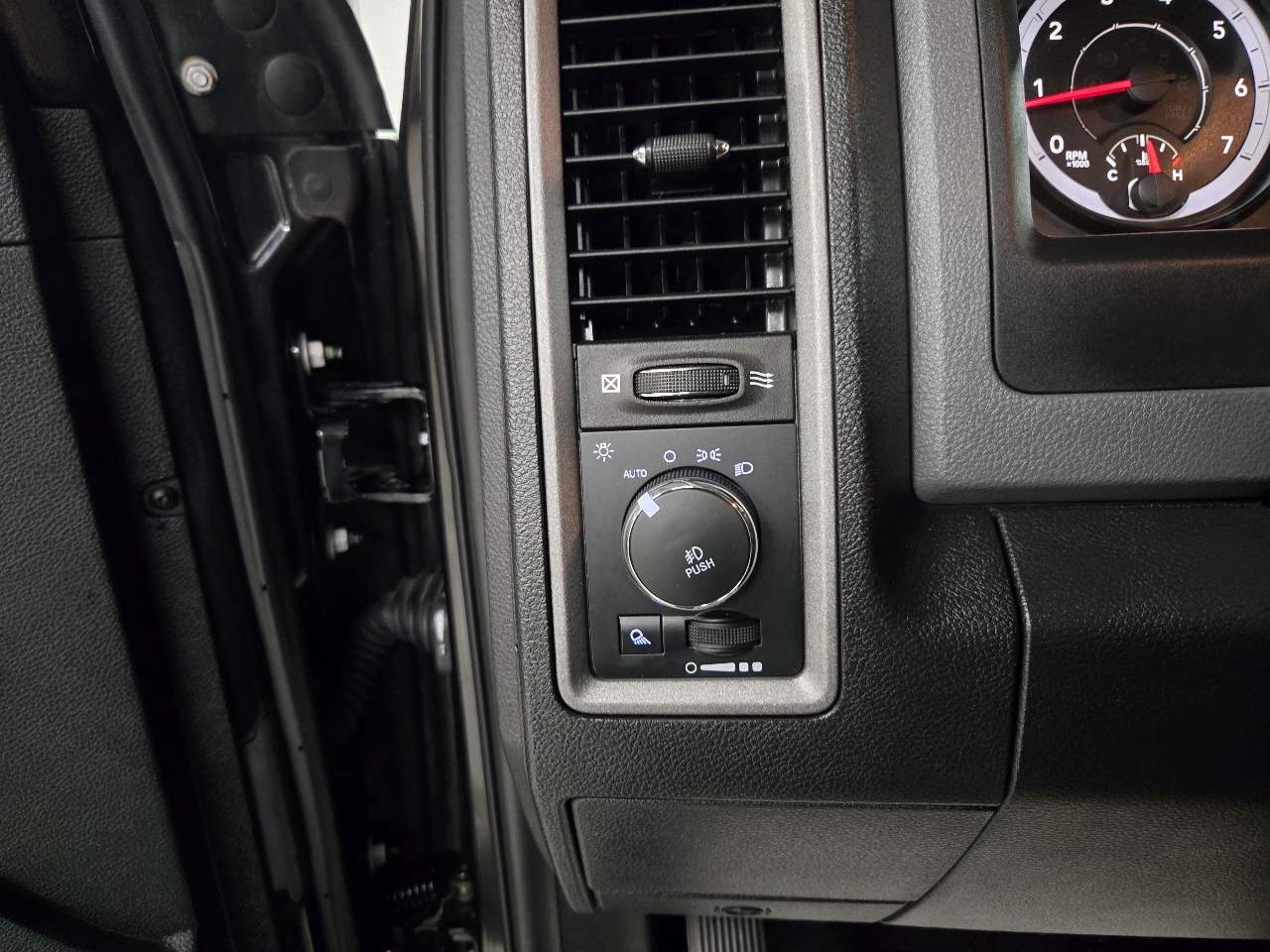 RAM 1500 Tradesman Quad Cab 4WD 2017 RAM 1500 Tradesman Quad Cab 4WD 2017