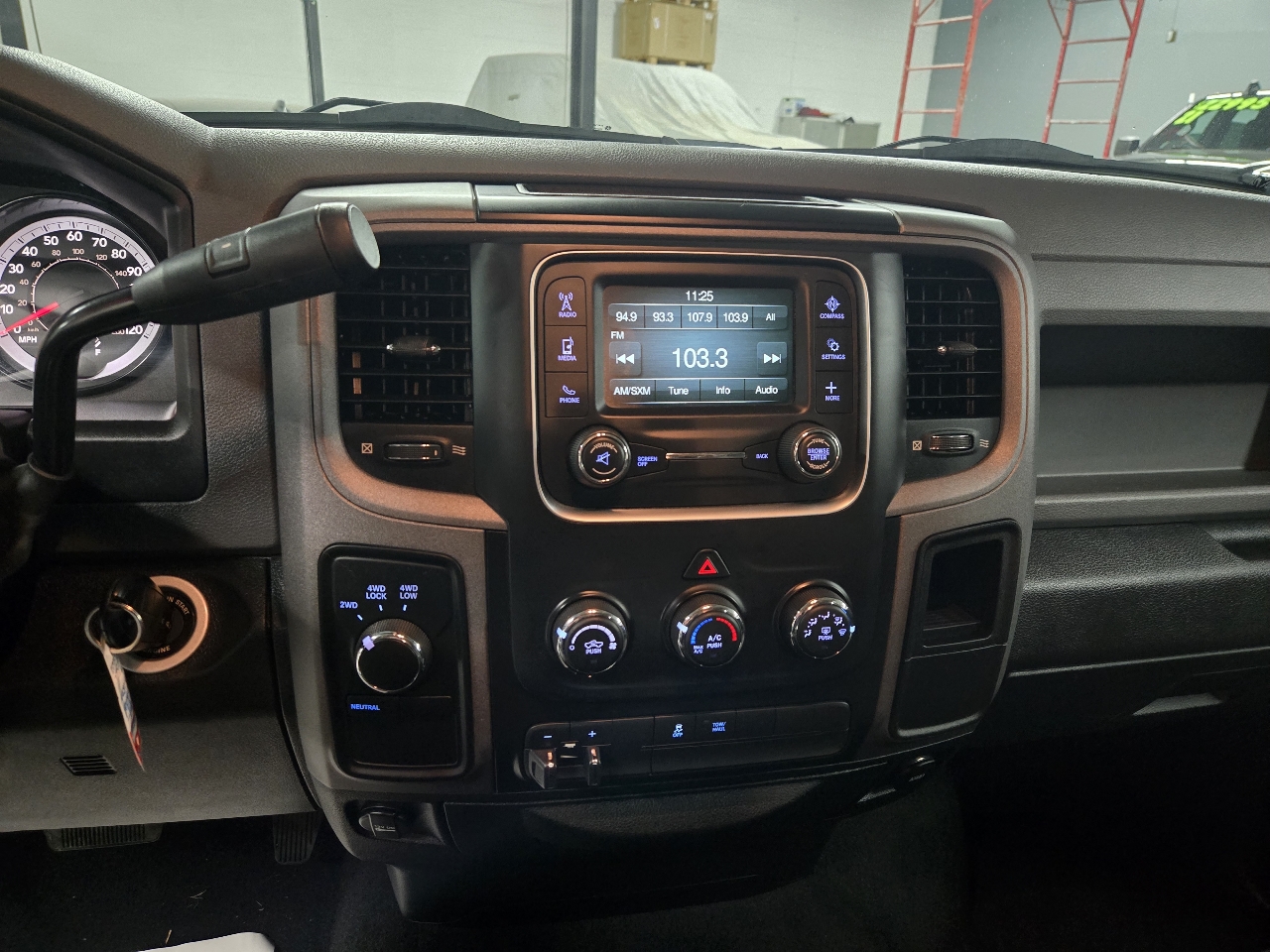 RAM 1500 Tradesman Quad Cab 4WD 2017 RAM 1500 Tradesman Quad Cab 4WD 2017