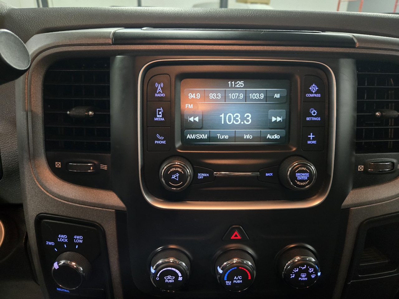 RAM 1500 Tradesman Quad Cab 4WD 2017 RAM 1500 Tradesman Quad Cab 4WD 2017