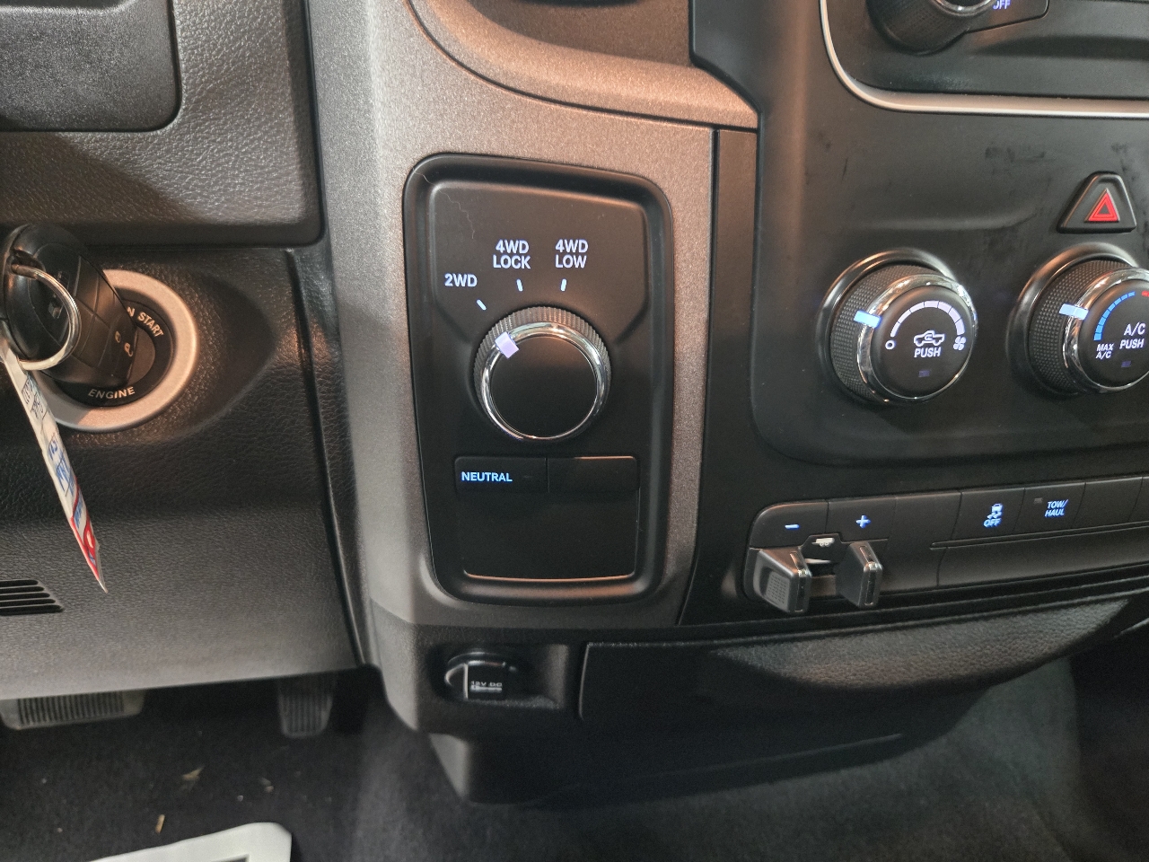 RAM 1500 Tradesman Quad Cab 4WD 2017 RAM 1500 Tradesman Quad Cab 4WD 2017