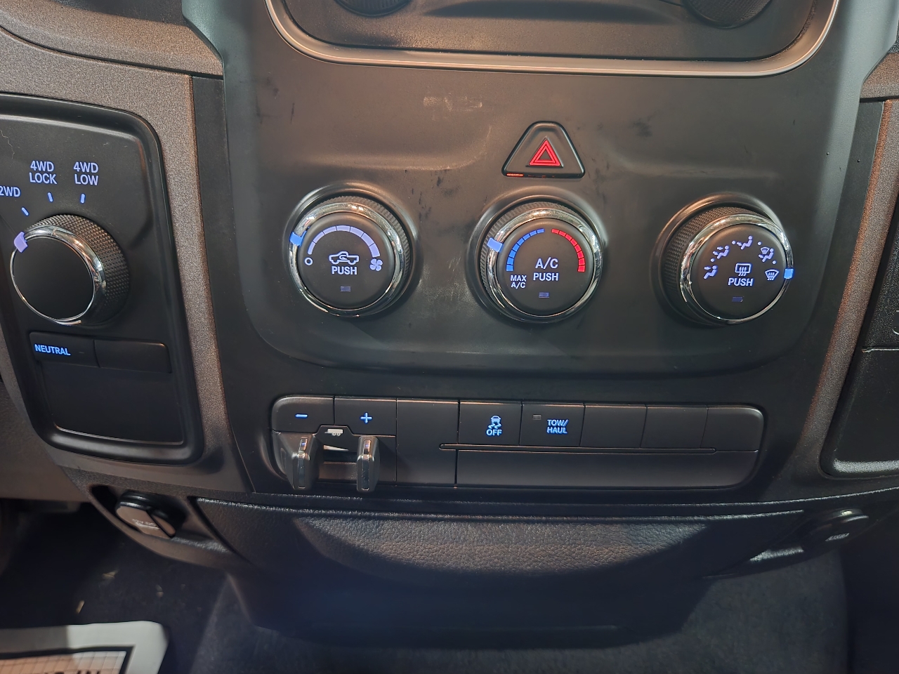 RAM 1500 Tradesman Quad Cab 4WD 2017 RAM 1500 Tradesman Quad Cab 4WD 2017