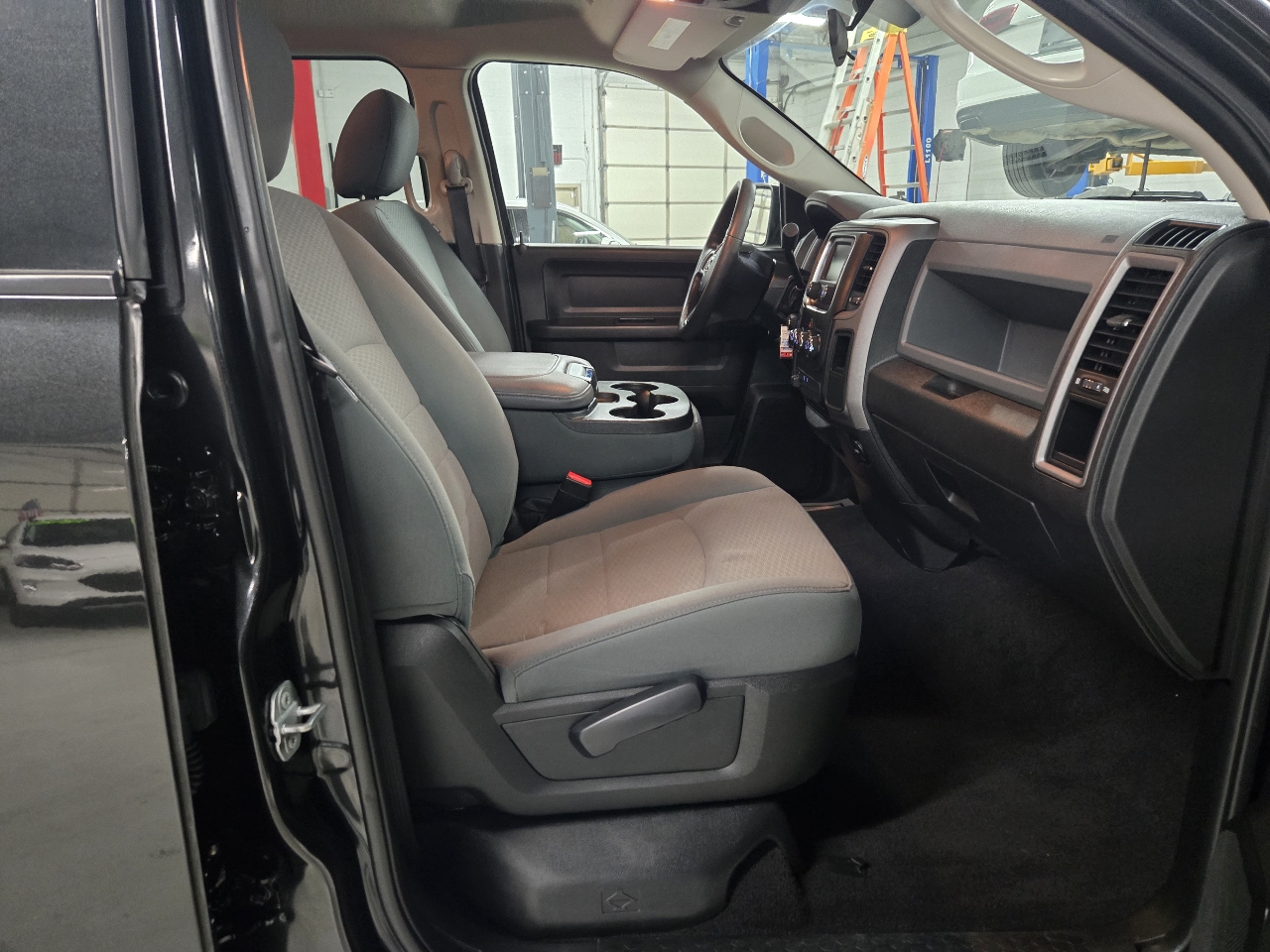 RAM 1500 Tradesman Quad Cab 4WD 2017 RAM 1500 Tradesman Quad Cab 4WD 2017