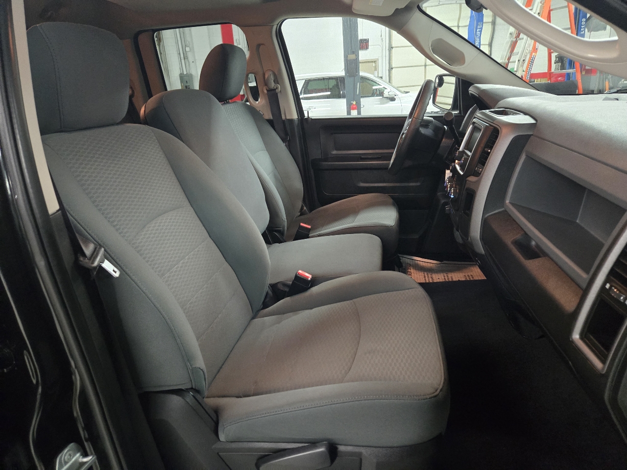 RAM 1500 Tradesman Quad Cab 4WD 2017 RAM 1500 Tradesman Quad Cab 4WD 2017