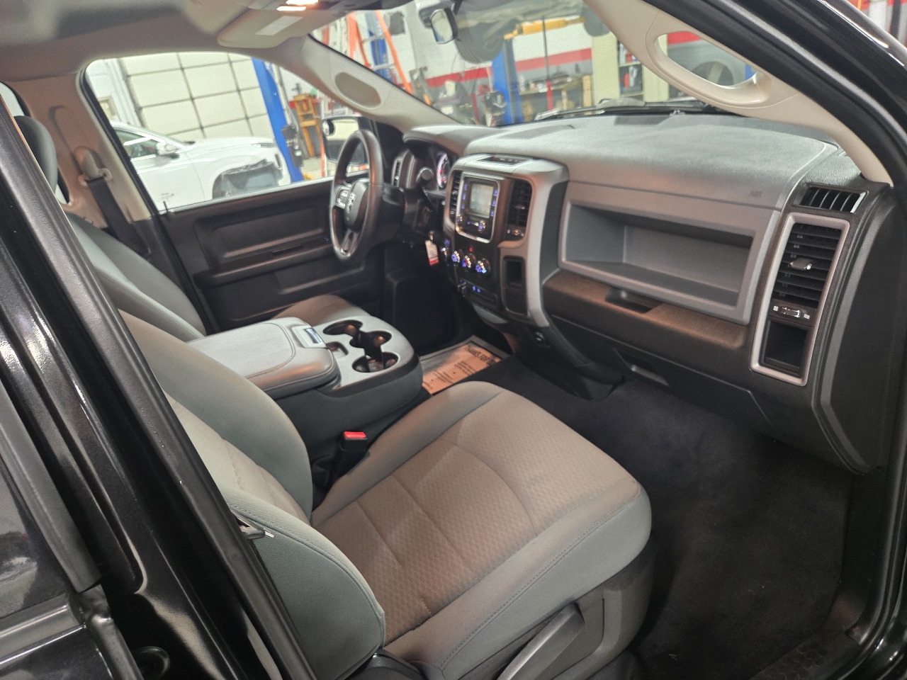 RAM 1500 Tradesman Quad Cab 4WD 2017 RAM 1500 Tradesman Quad Cab 4WD 2017