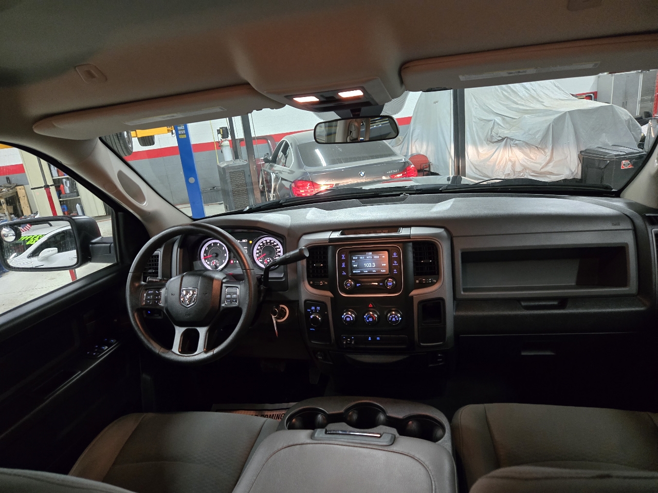 RAM 1500 Tradesman Quad Cab 4WD 2017 RAM 1500 Tradesman Quad Cab 4WD 2017