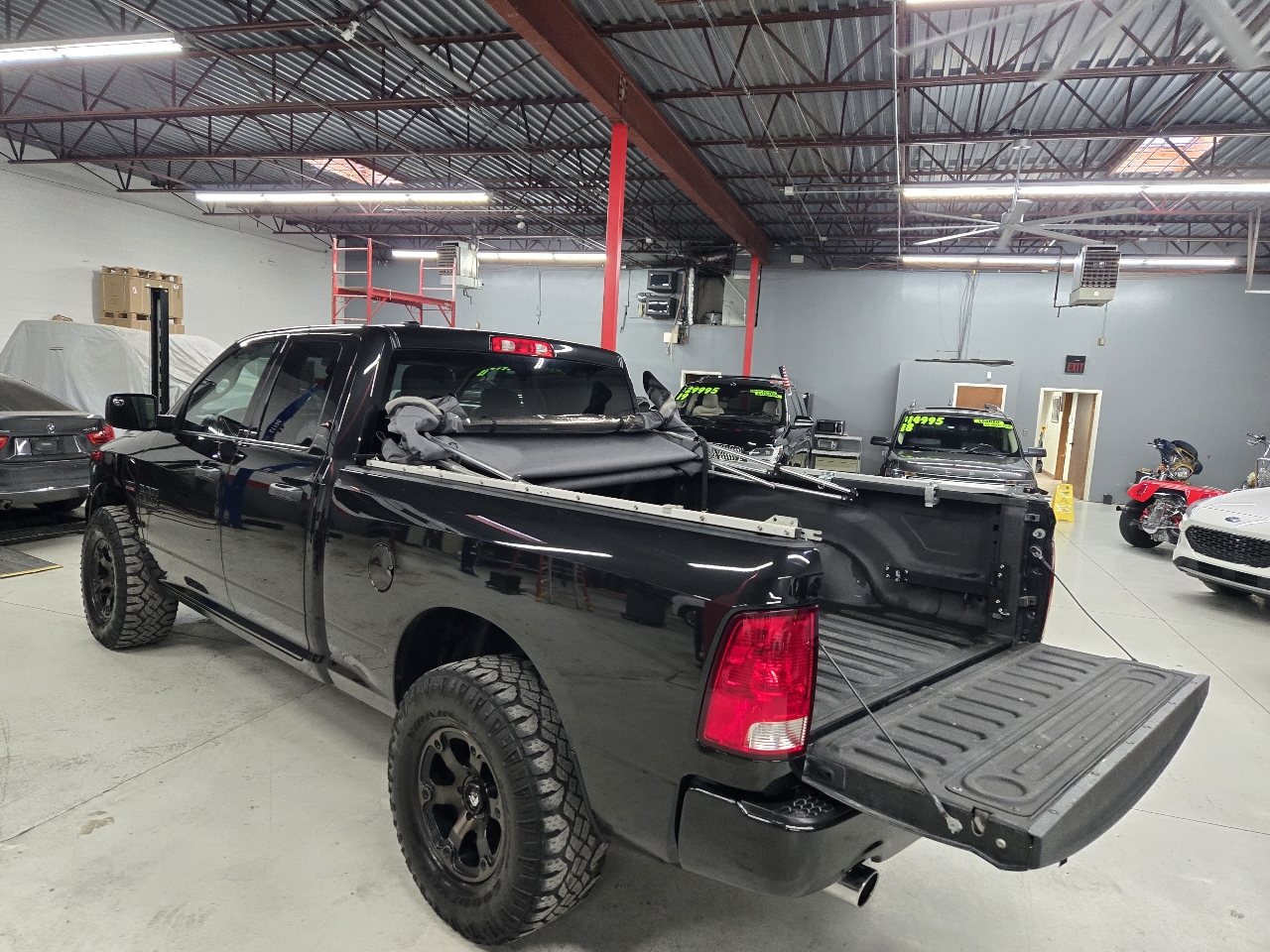 RAM 1500 Tradesman Quad Cab 4WD 2017 RAM 1500 Tradesman Quad Cab 4WD 2017