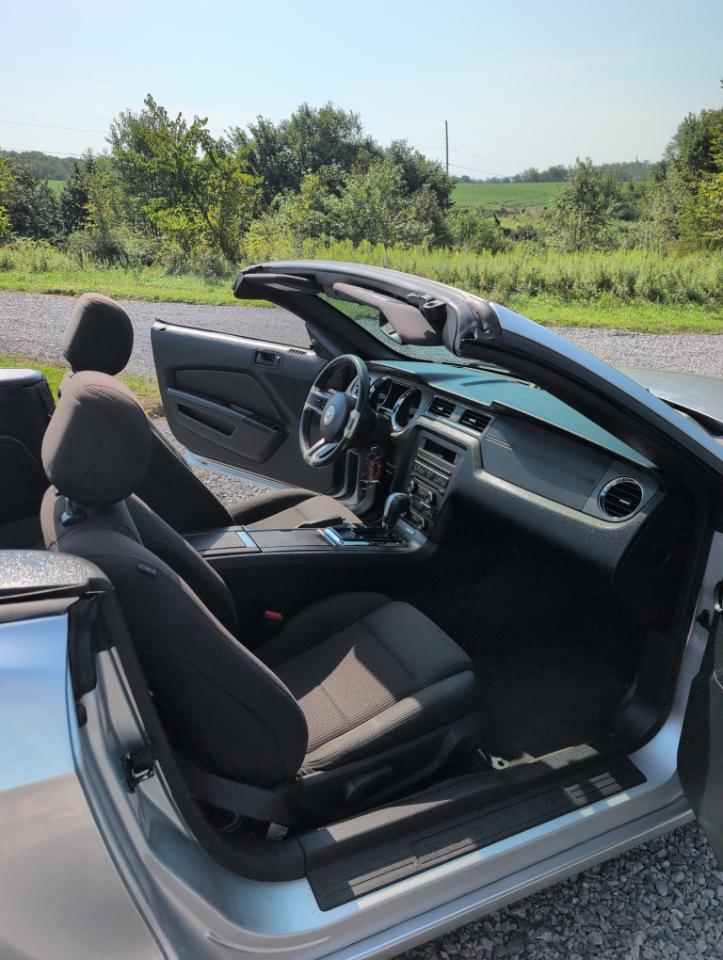 Ford Mustang V6 Convertible 2014