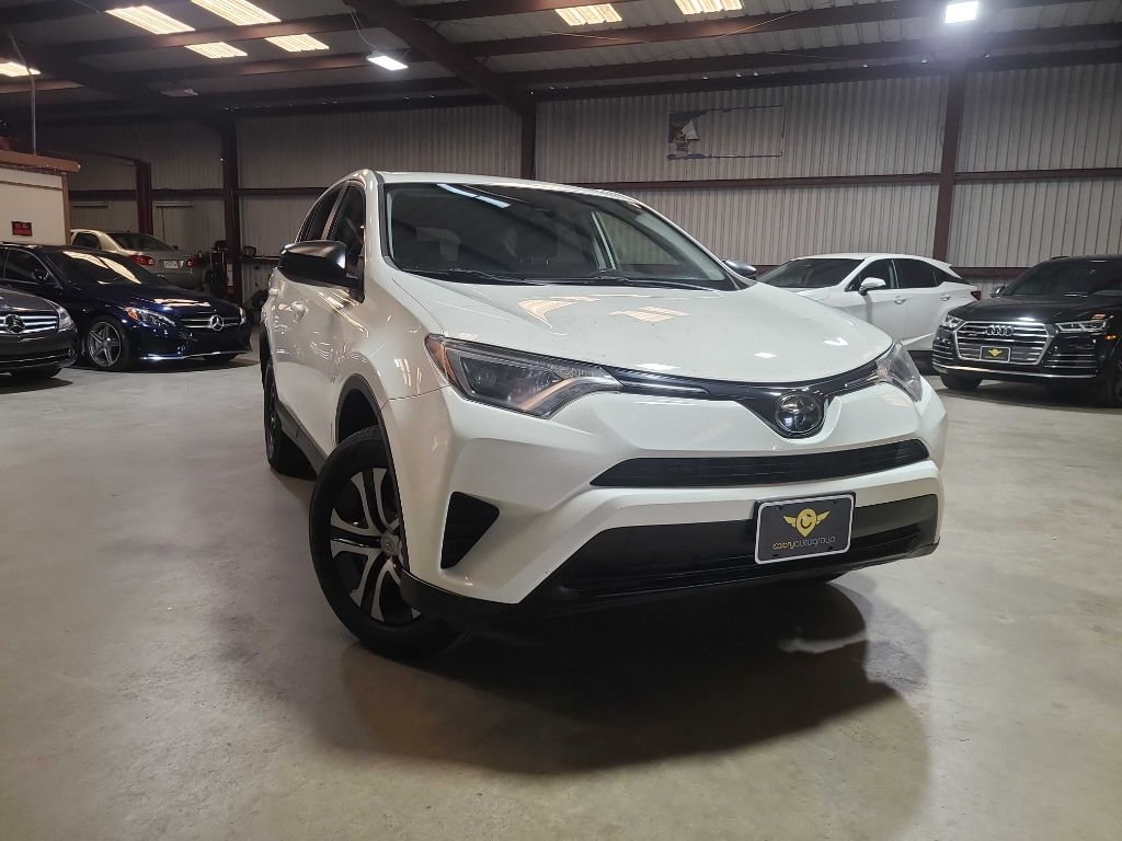 Toyota RAV4 LE FWD (Natl) 2018