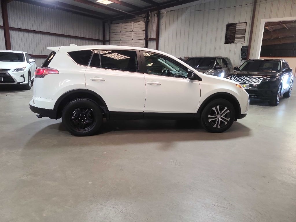 Toyota RAV4 LE FWD (Natl) 2018