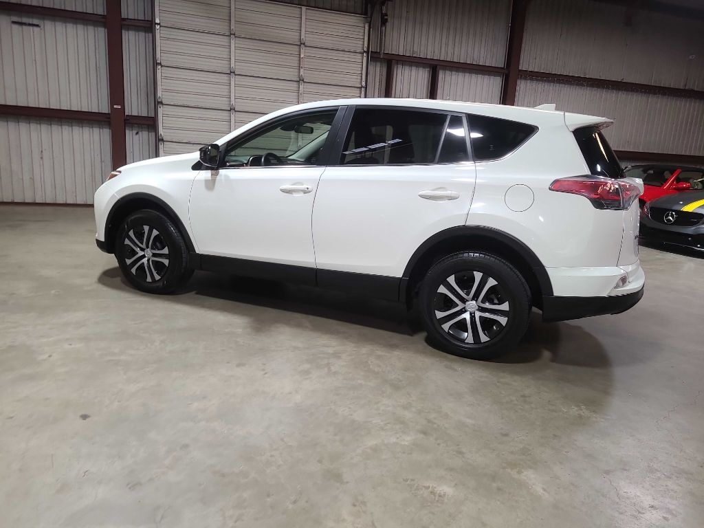 Toyota RAV4 LE FWD (Natl) 2018