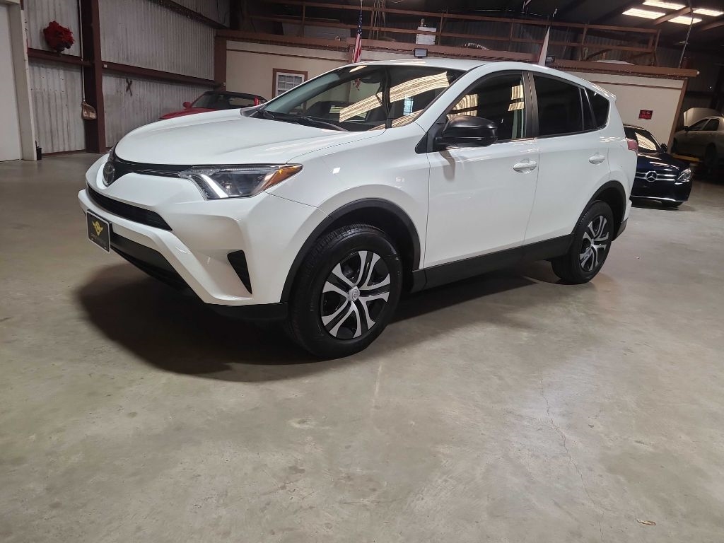 Toyota RAV4 LE FWD (Natl) 2018