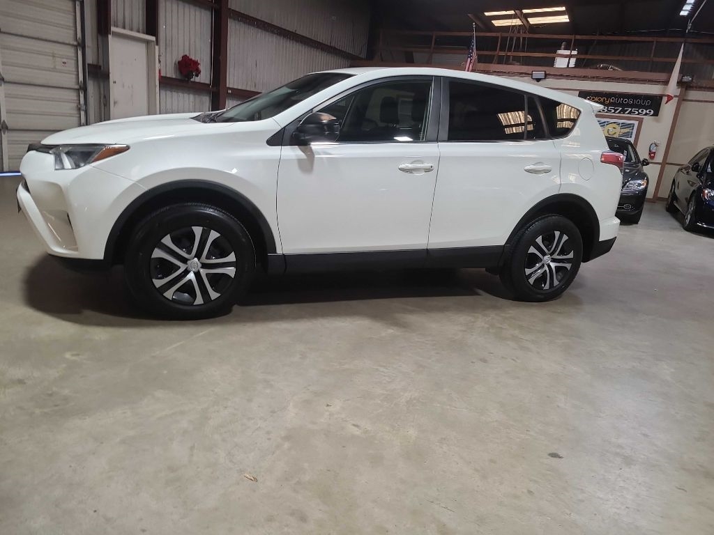 Toyota RAV4 LE FWD (Natl) 2018