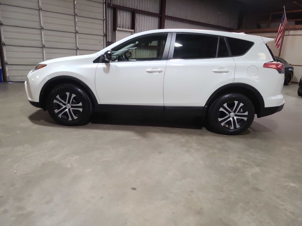 Toyota RAV4 LE FWD (Natl) 2018
