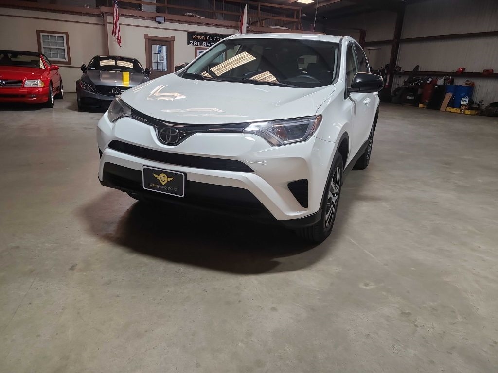 Toyota RAV4 LE FWD (Natl) 2018