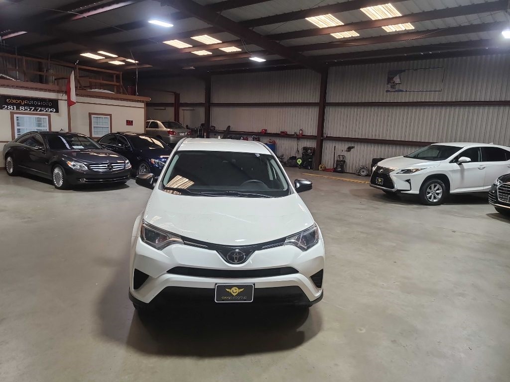 Toyota RAV4 LE FWD (Natl) 2018
