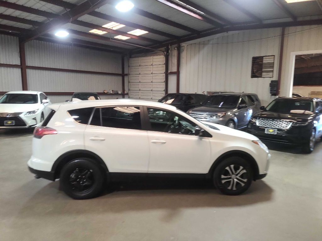 Toyota RAV4 LE FWD (Natl) 2018