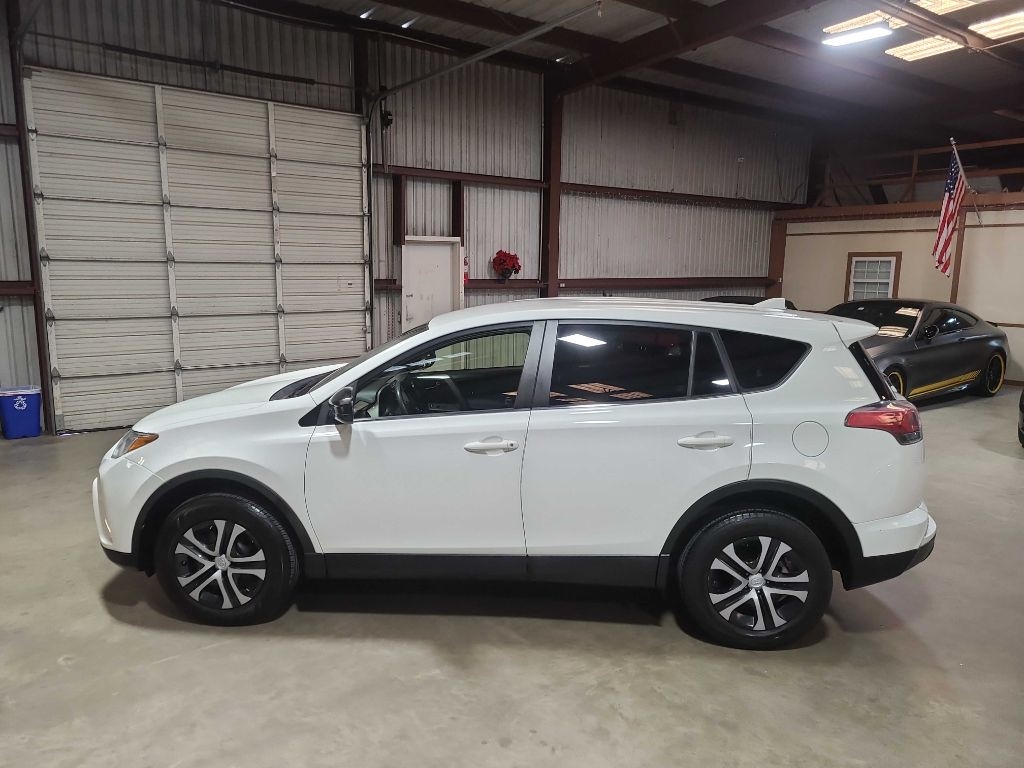Toyota RAV4 LE FWD (Natl) 2018